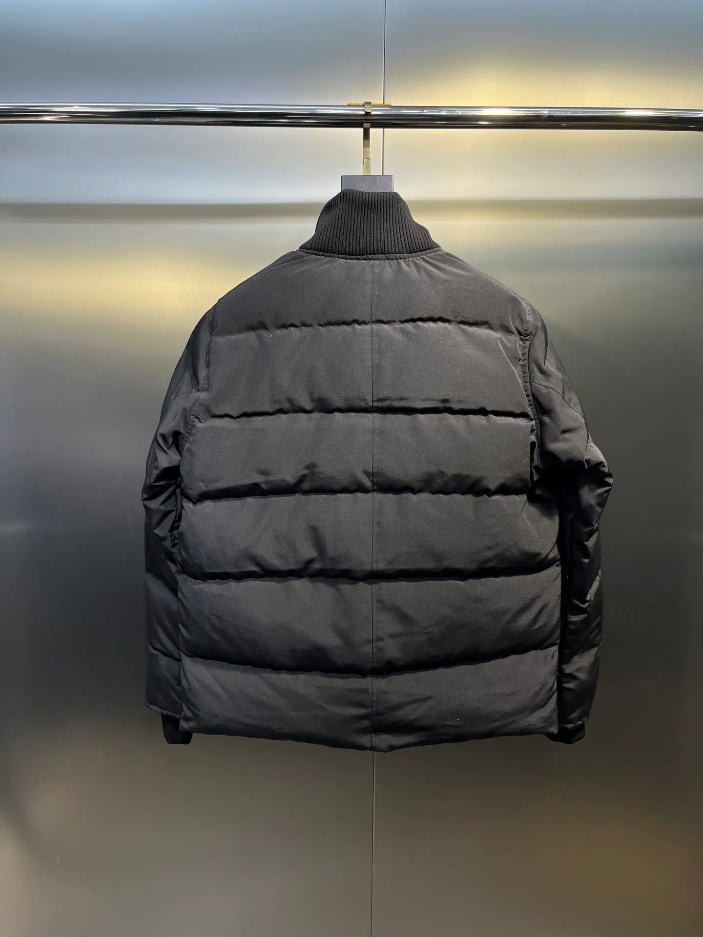 P840 Ganand Goose⭐️Canada Goose men’s new short style is the most popular autumn and winter item on INS in recent years. More and more people are choosing goose down jackets. Fur collar: wolf hair! Canada Goose super 3D technology waterproof fabric treatment, perfect wind resistance, cold resistance, and high temperature resistance! Built-in plush heat storage to keep warm, heats up quickly and warms up quickly! Personalized design, exquisite workmanship, smooth to the touch and comfortable on the skin. Double-layer windproof cuffs, windproof and frostproof! The pocket design is beautiful and practical. The Canada Goose down jacket has been the most popular thermal suit in the world in the past two years. It has far surpassed the down jackets in the Mengkou Kingdom. At the same time, the style is classic and never goes out of style. Don’t be afraid of this cold winter, all you need is a Canada Goose down jacket. Item number: 42 styles Black: lime, black, graphite gray Size: S-3XL